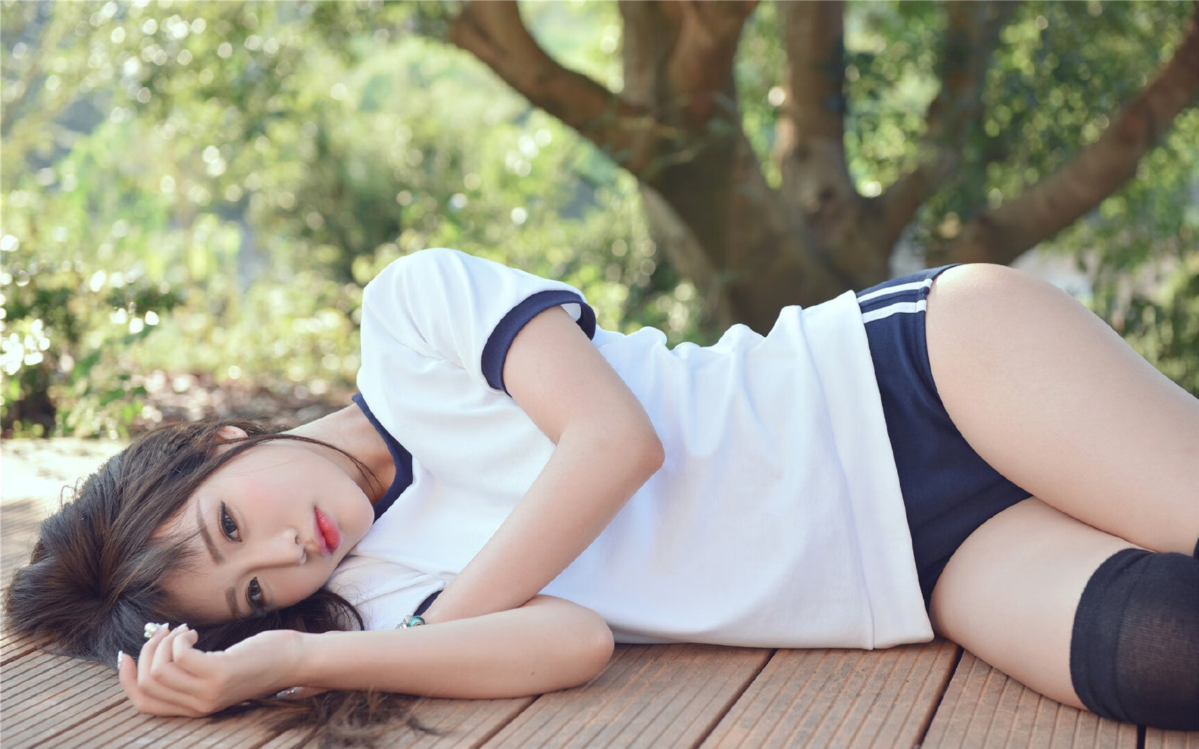 “英超领头羊迎战强敌，冠军争夺战愈发激烈”，英超爆冷夺冠